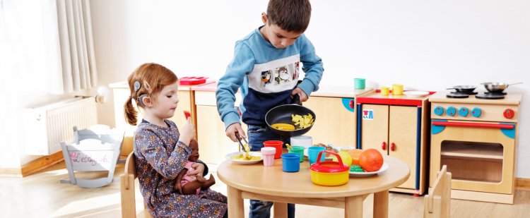 Zwei Kinder in der Kinderküche.