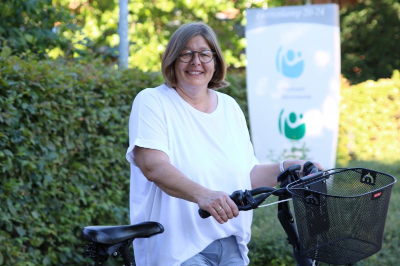 Erzieherin ist auf dem Weg zum Wohnheim mit ihrem Fahrrad.