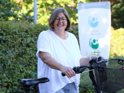 Erzieherin ist auf dem Weg zum Wohnheim mit ihrem Fahrrad.