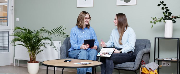 Zwei junge Mitarbeiterinnen im Gespräch.